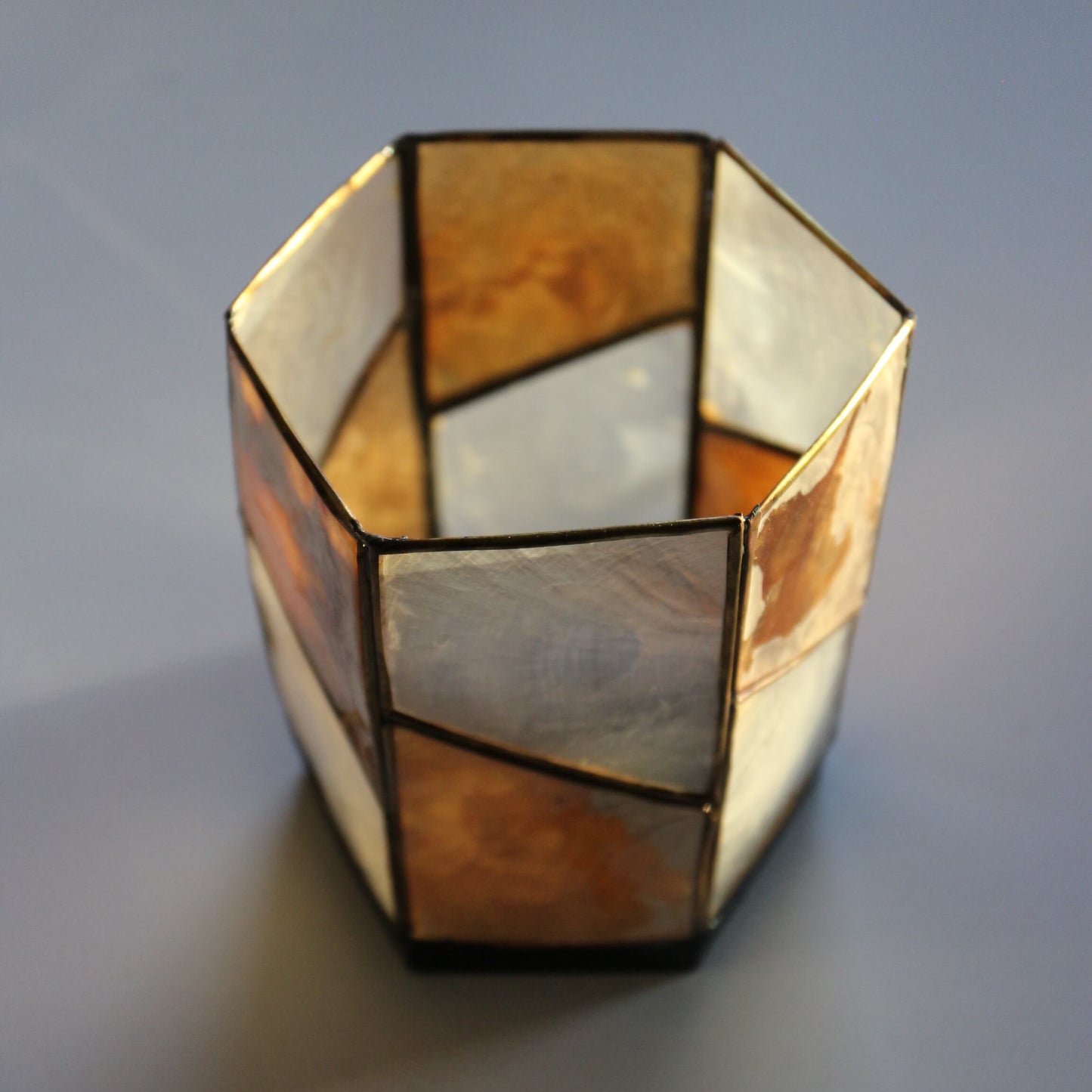 Holder na świeczki typu tealight z muszli kapiz | Geometryczny - heksagonalny
